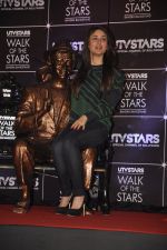 Kareena Kapoor unveil UTVstars Walk of the Stars in Taj Land_s End, Mumbai on 28th March 2012 (47).JPG
